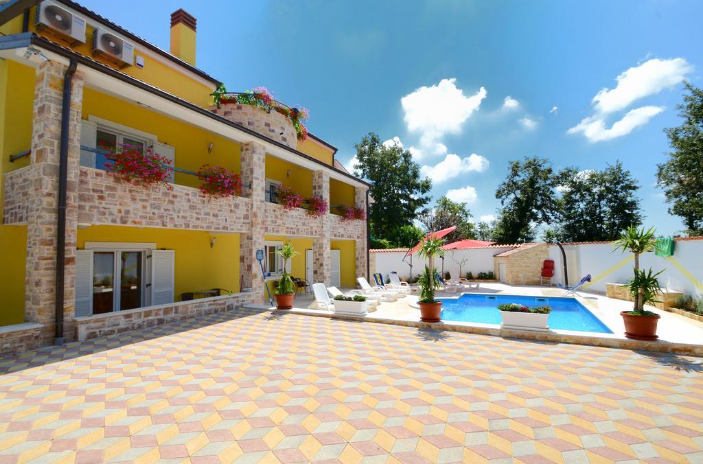 Apartments Villa Mimi Visnjan Exterior photo